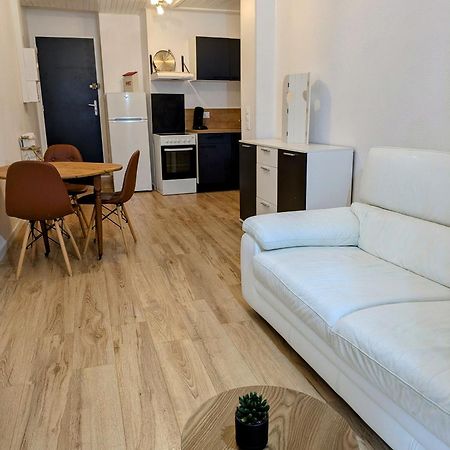 Sous La Tour Διαμέρισμα Poligny  Εξωτερικό φωτογραφία