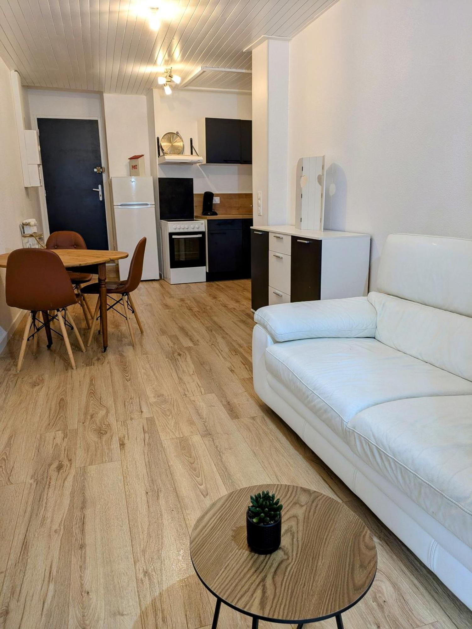 Sous La Tour Διαμέρισμα Poligny  Εξωτερικό φωτογραφία